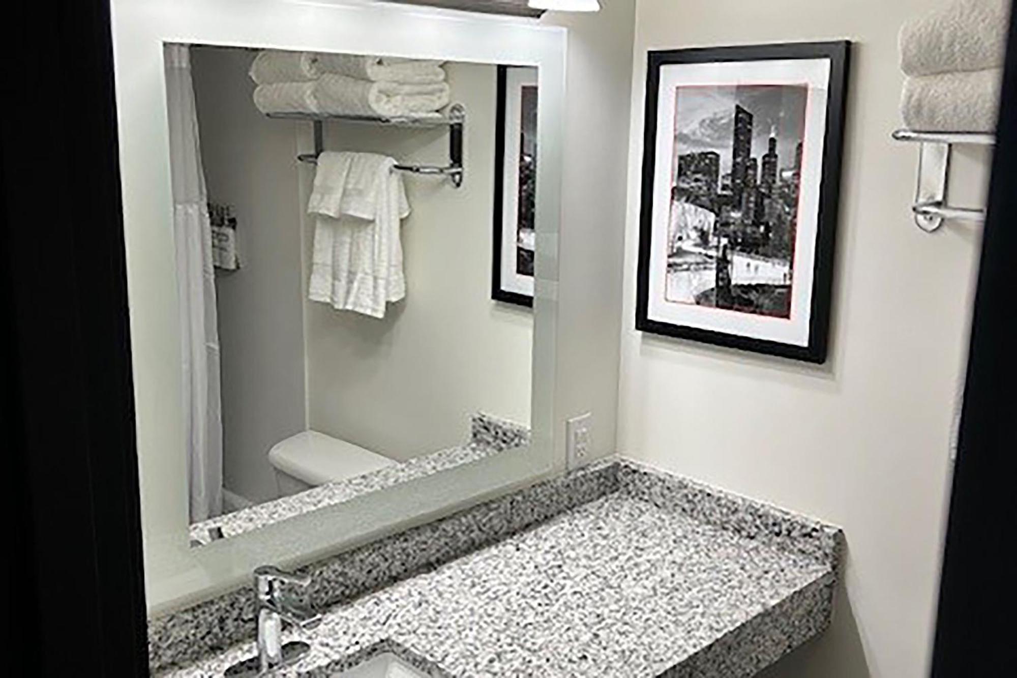 Ramada By Wyndham Milwaukee Otel Dış mekan fotoğraf