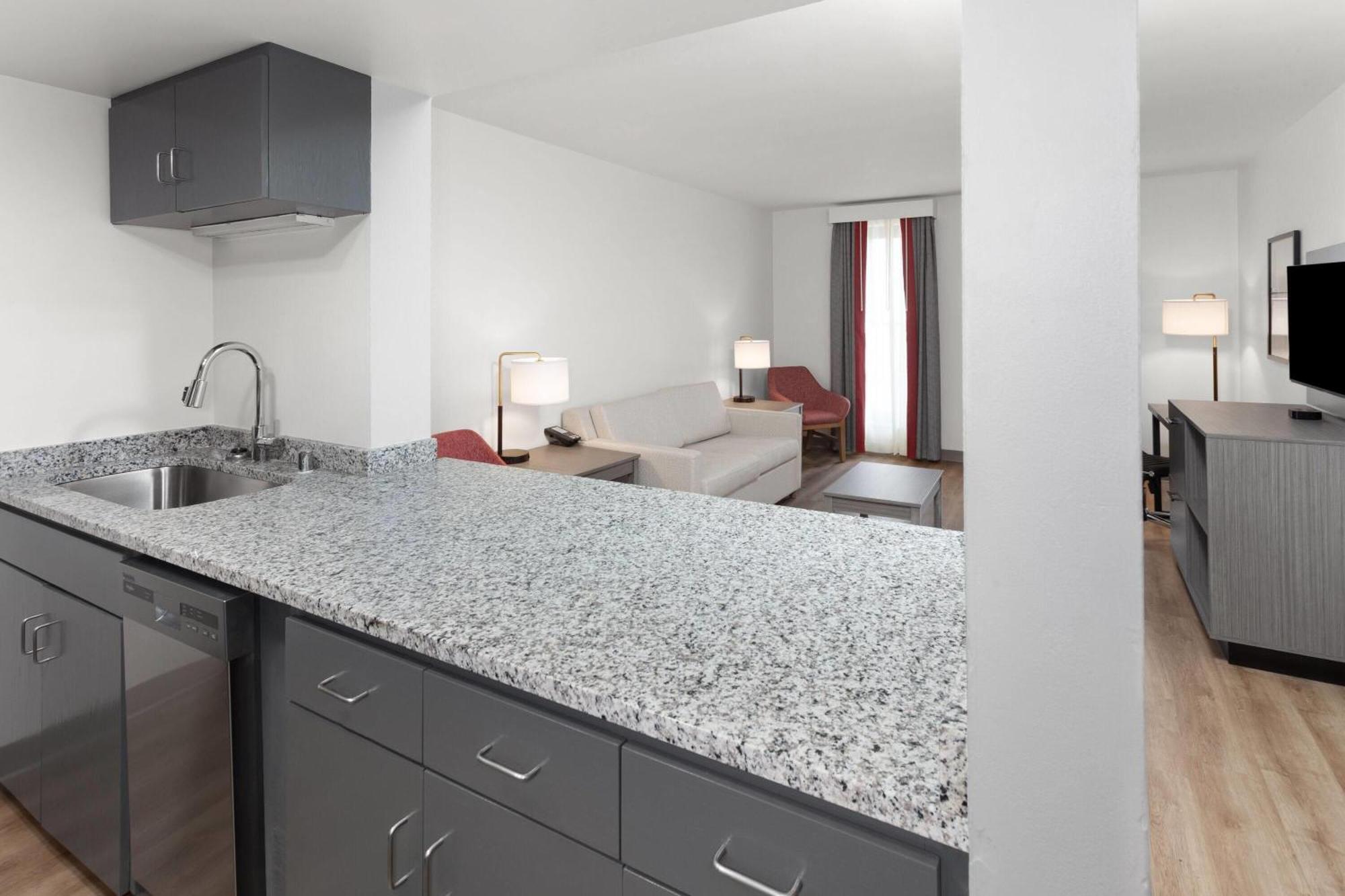 Ramada By Wyndham Milwaukee Otel Dış mekan fotoğraf